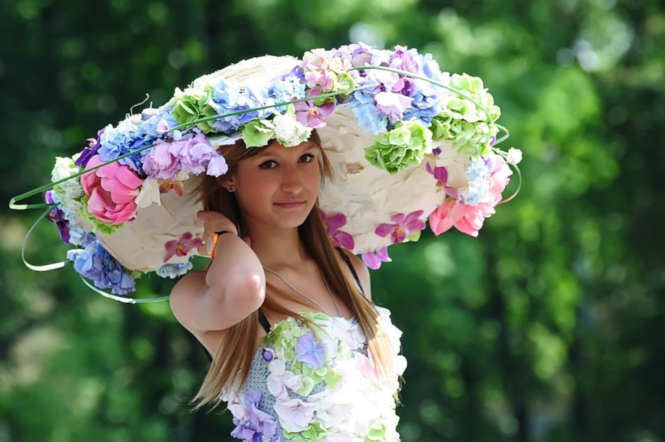 Шляпа из живых цветов