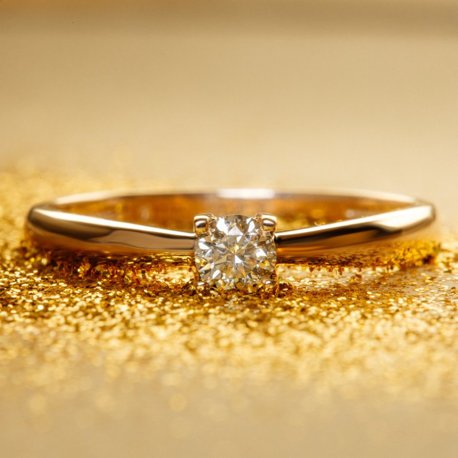 Красивое золотое кольцо с бриллиантом
