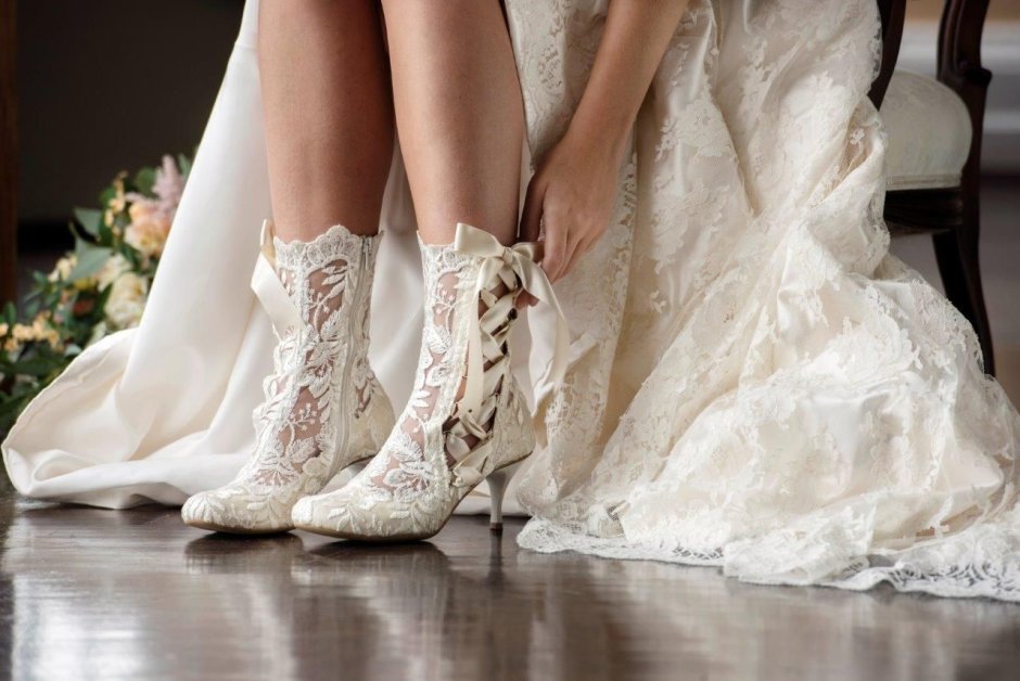 Короткое свадебное платье и сапожки