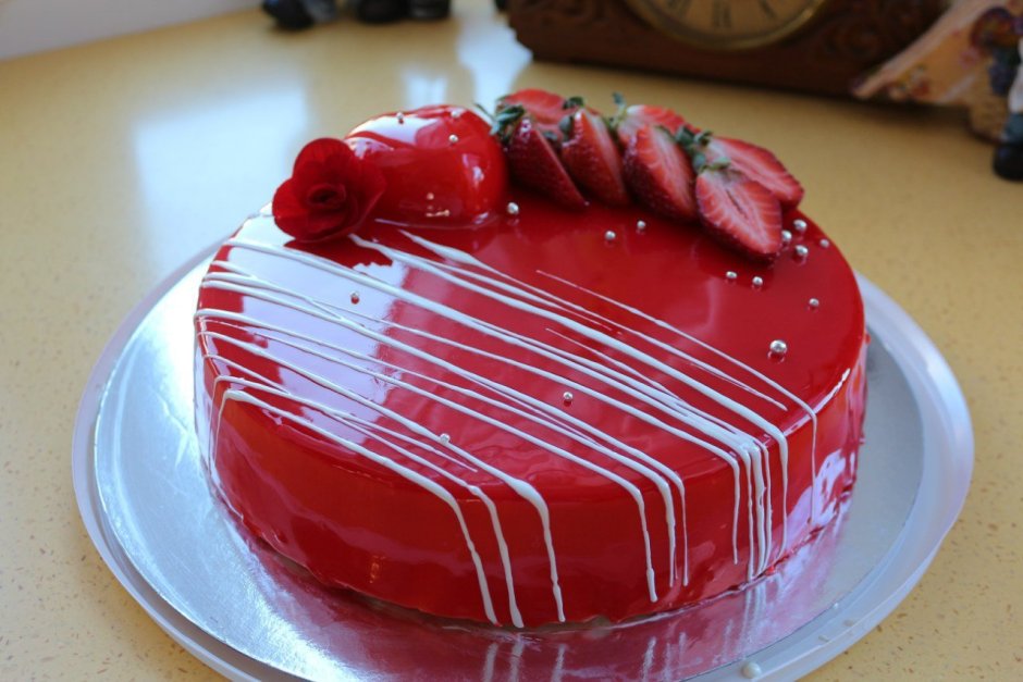 Торт с красной зеркальной глазурью