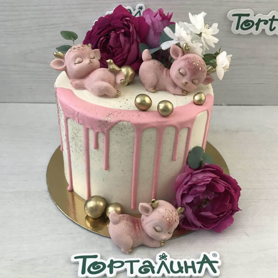 Торт с олененком из шоколада и цветами