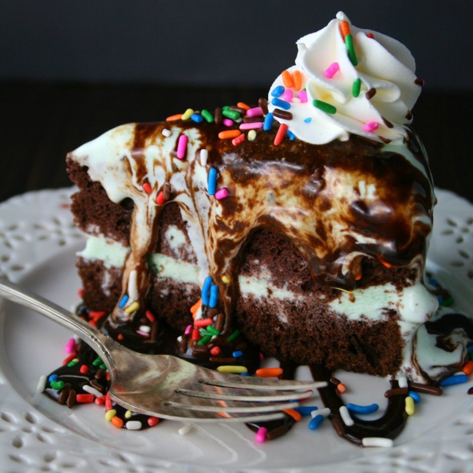 Торт с мороженым внутри