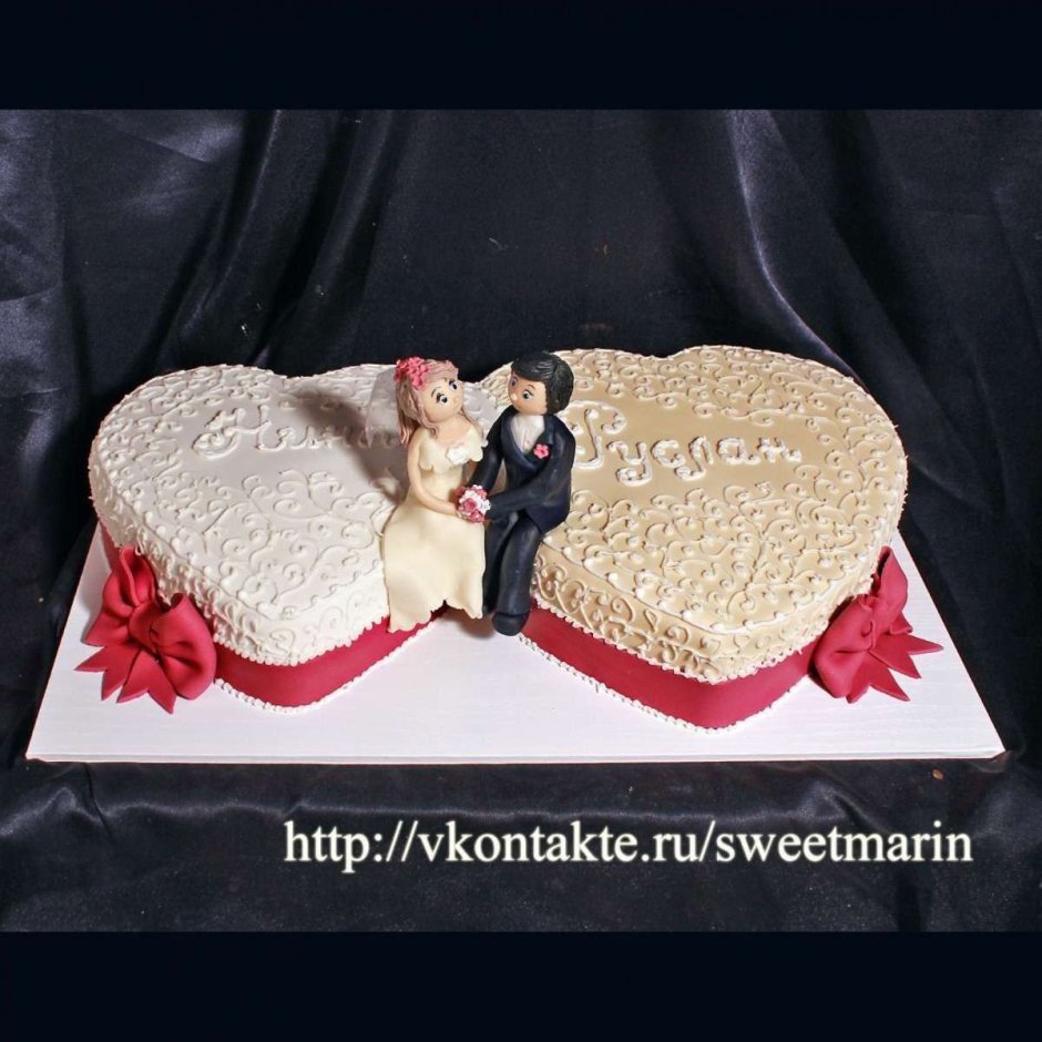 Свадебные торты в виде двух сердец
