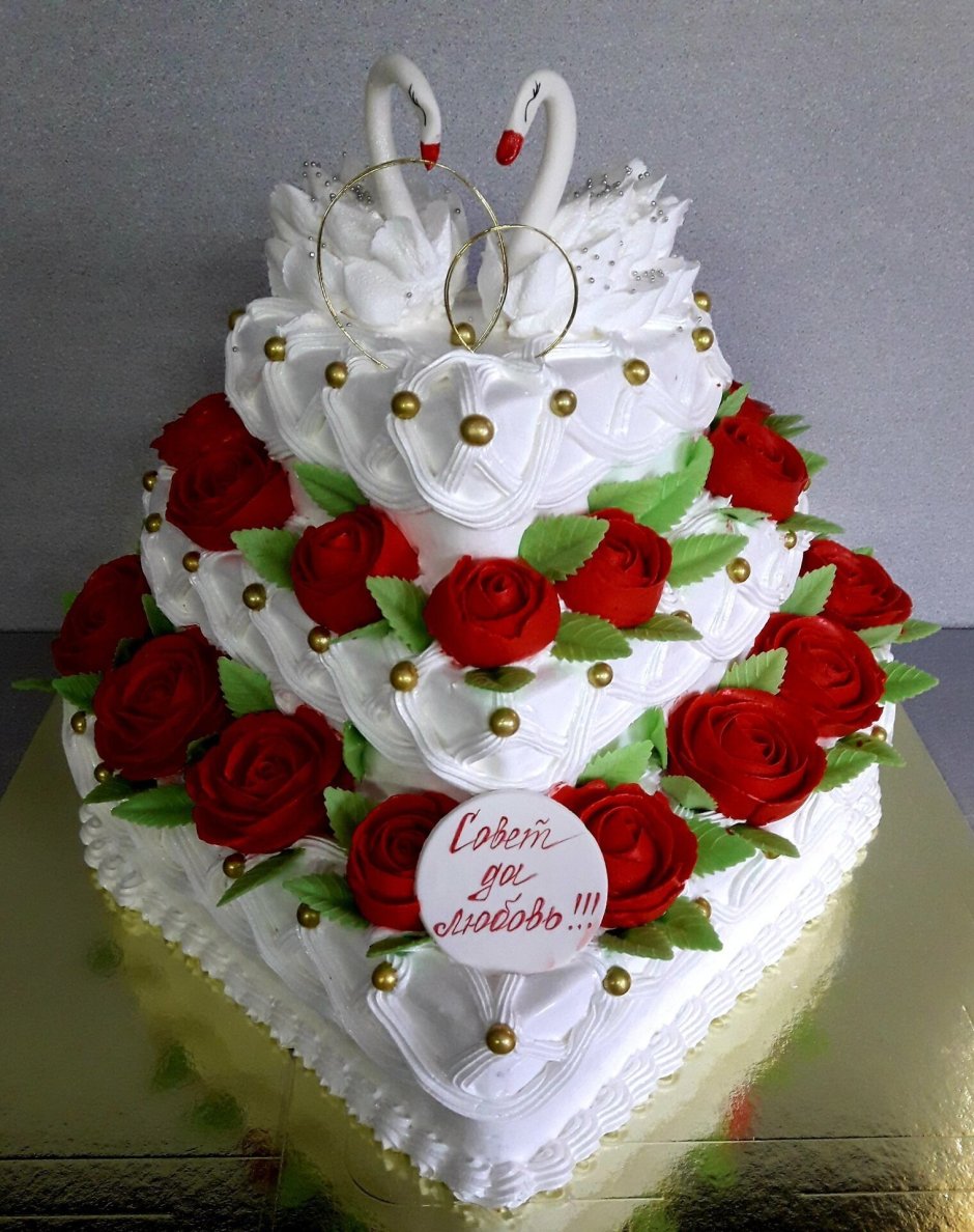 Свадебный торт с сердечками