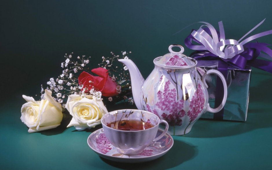 Роза с чашечкой чая