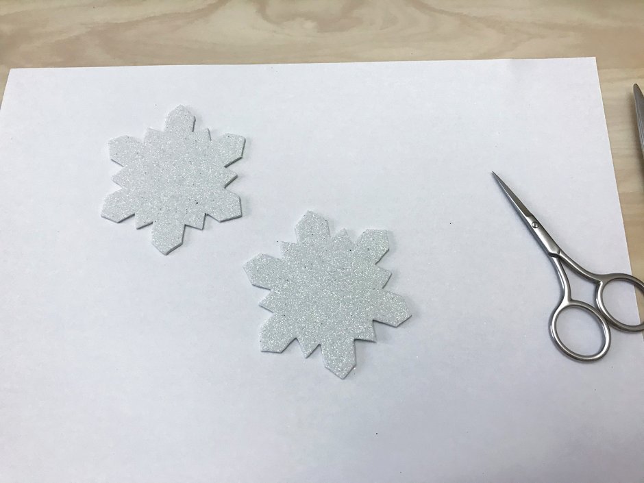 Шаблон снежинки из фоамирана с глиттером