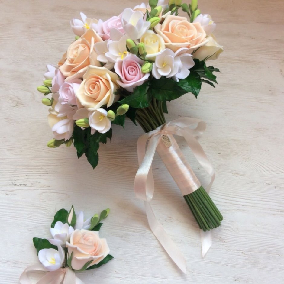 Свадебный букет из роз и фрезий