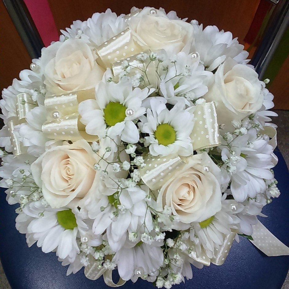 Букет невесты из белых хризантем и гипсофилы