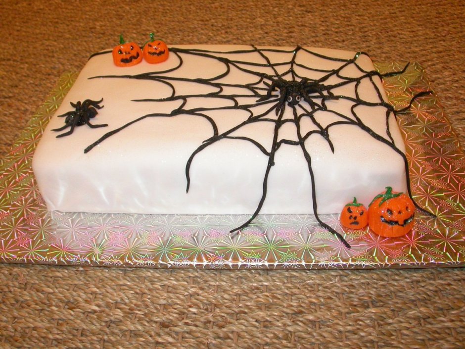 Торт на Хэллоуин с паутиной