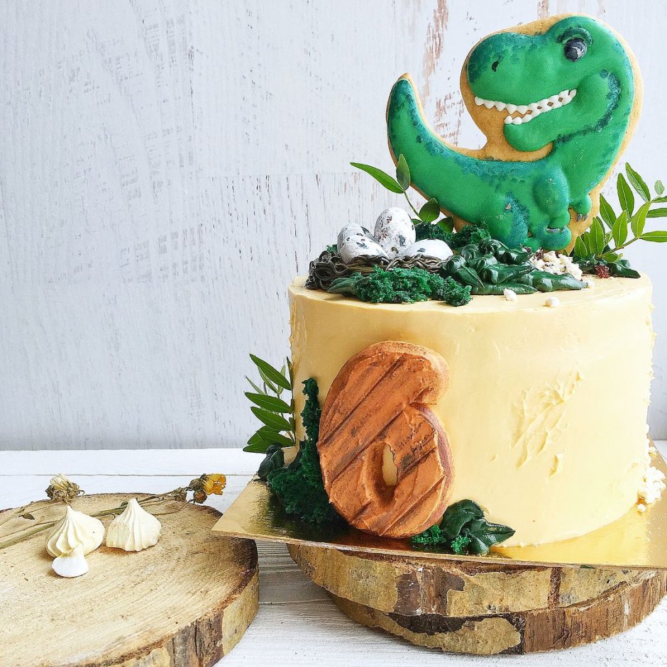 Торт с пряничными динозаврами