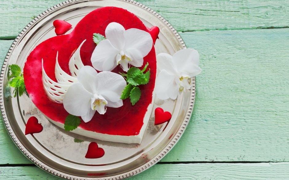 Торт сердце с живыми цветами