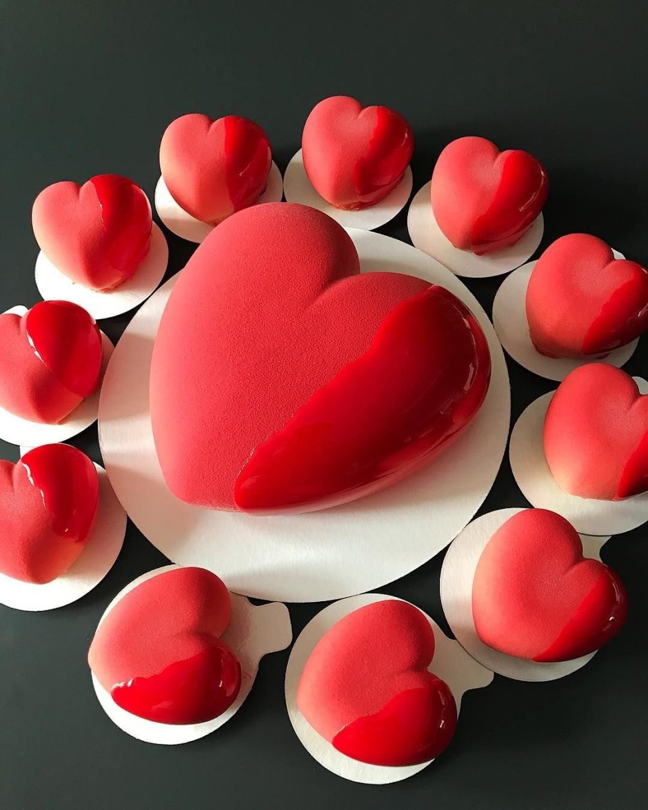 Муссовые пирожные в форме сердца