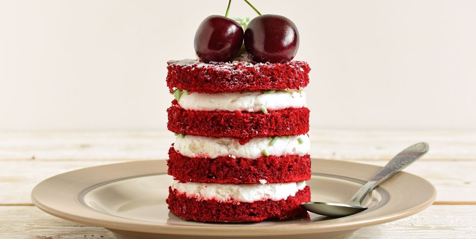 Торт красный с вишней