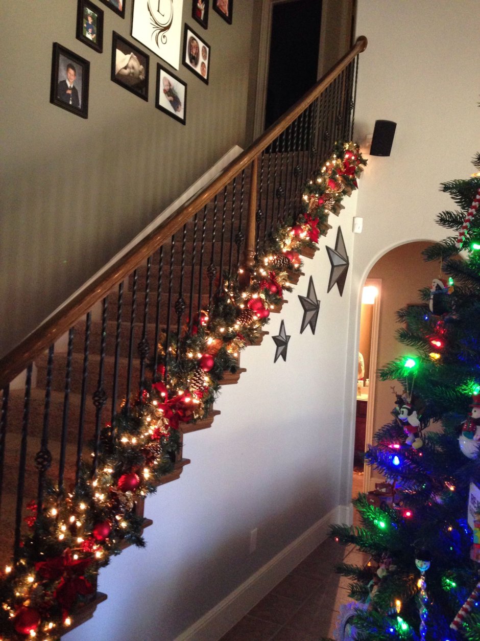 Рождественское украшение лестницы