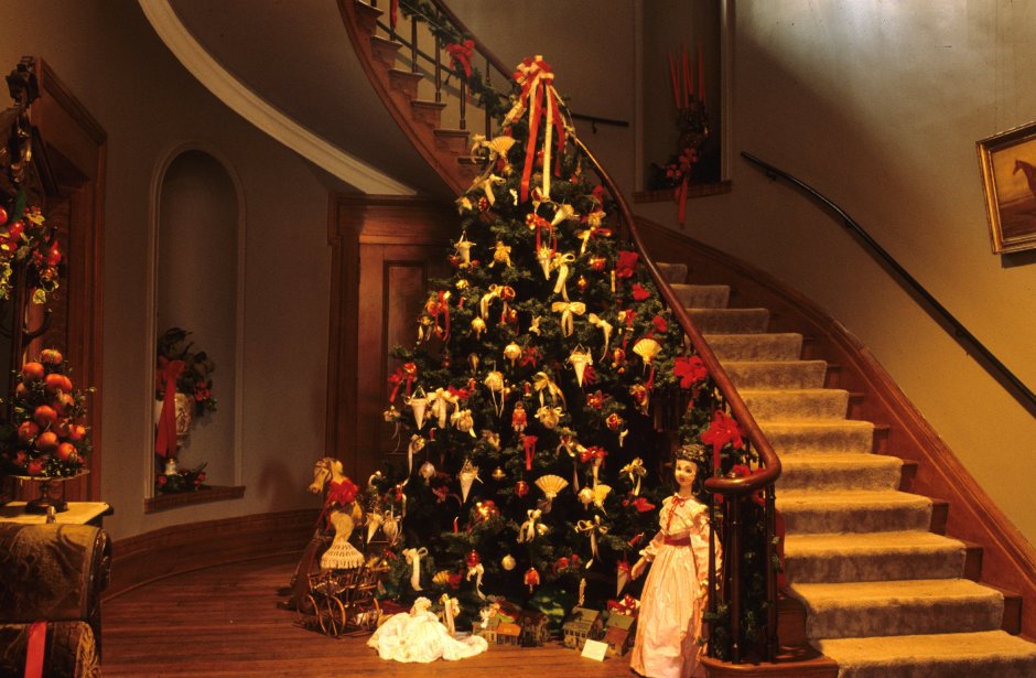Новогодняя ель у лестницы