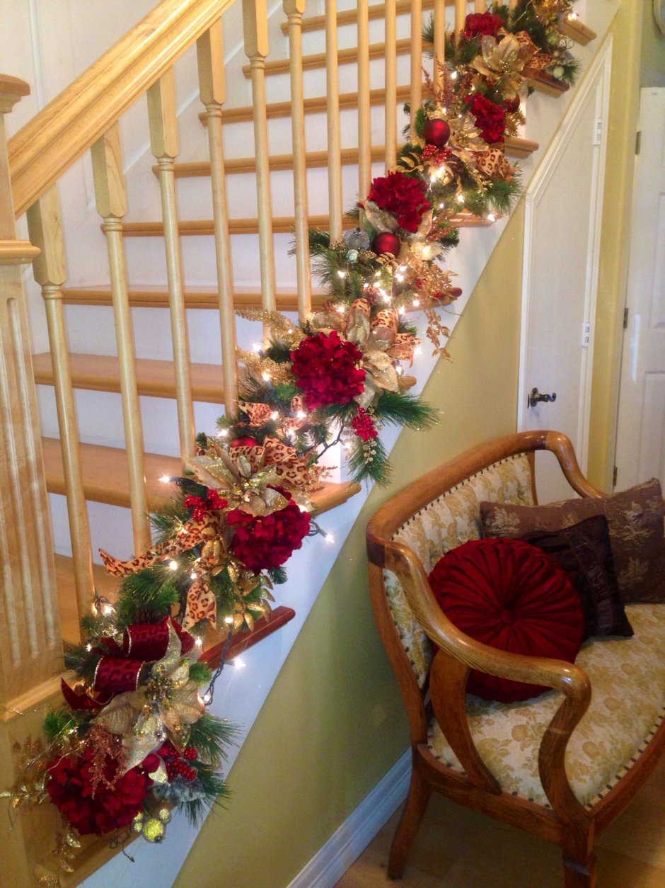 Декор лестницы рождественским столом