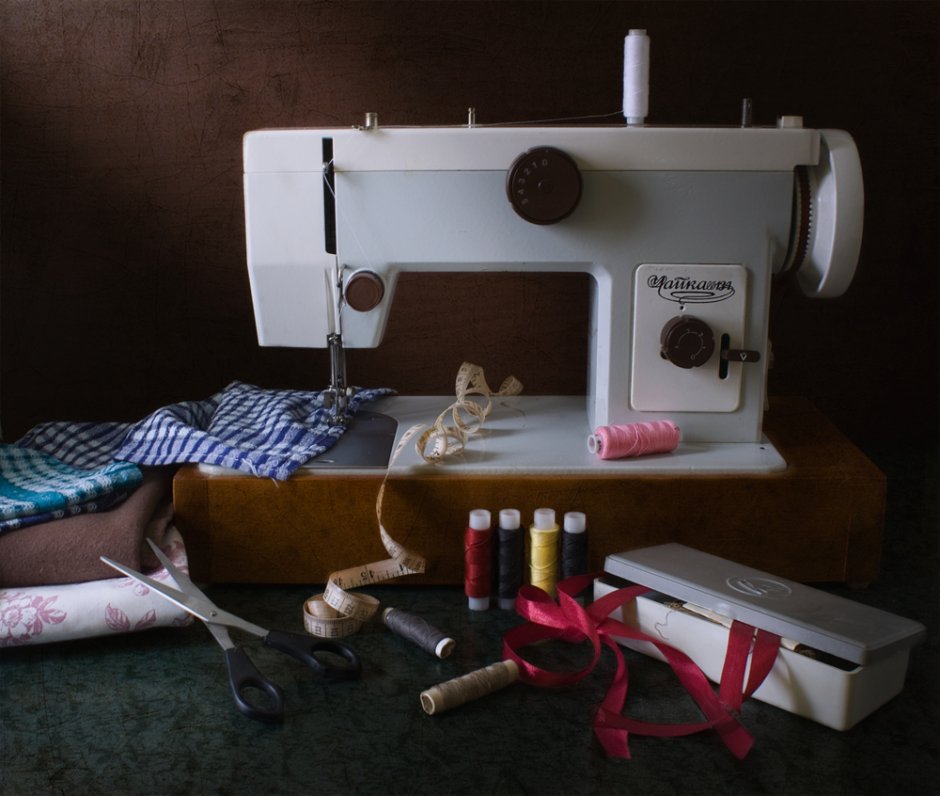 Швейная машинка с тканью