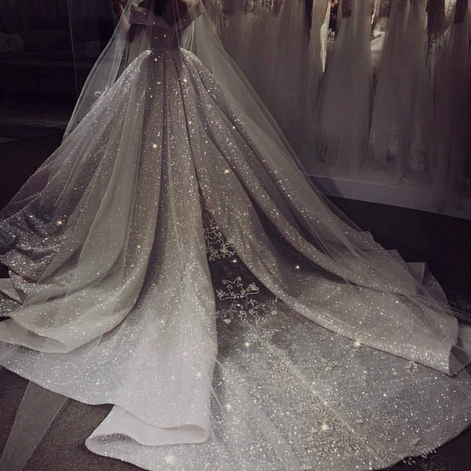 Свадебное платье пышное блестящее