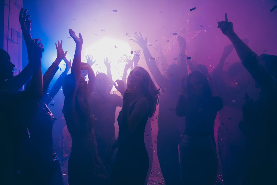 Люди танцуют на дискотеке