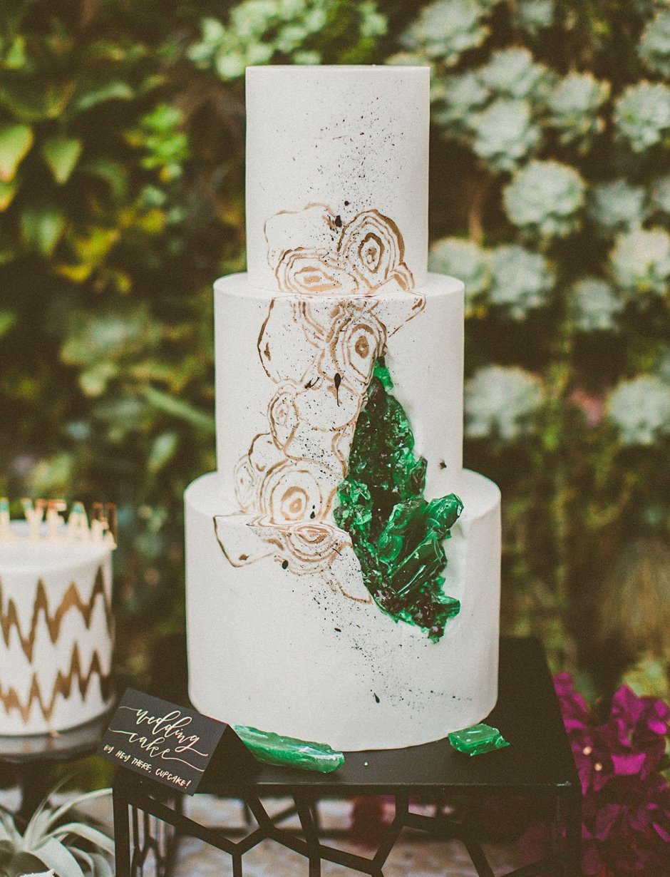 Свадебный торт в изумрудном стиле