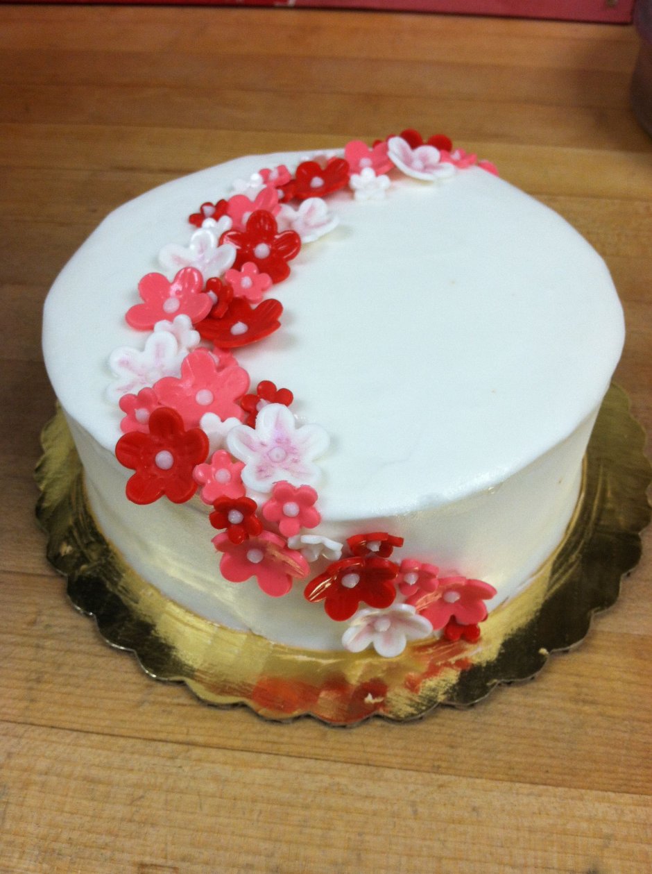 Украсить торт съедобными цветами и Рафаэлло