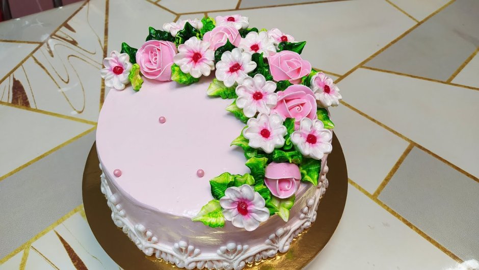 Торт бисквитный с сахарными розами