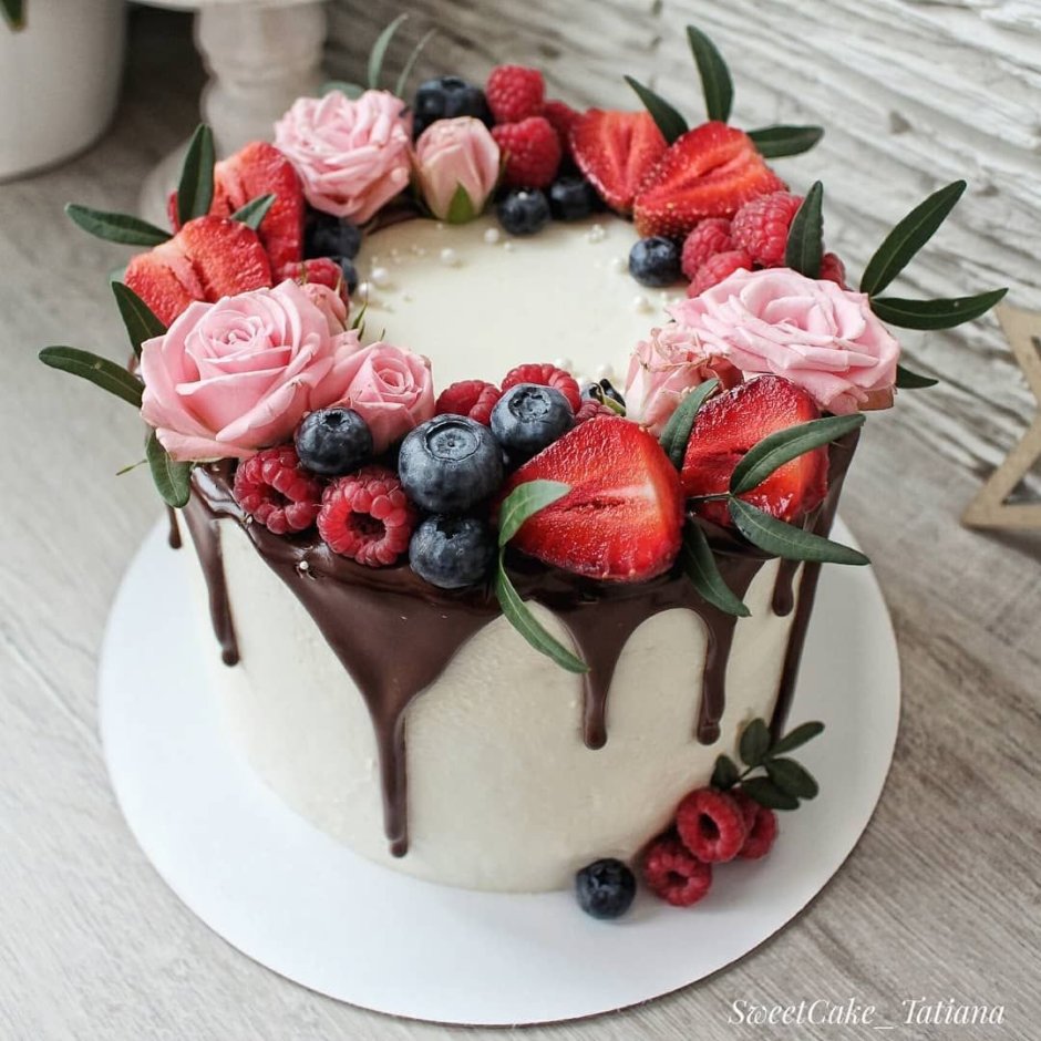Украшение торта розами и ягодами