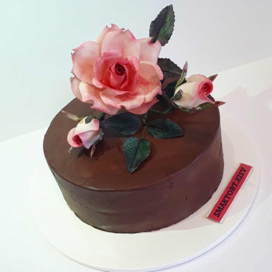 Торт с шоколадными розами