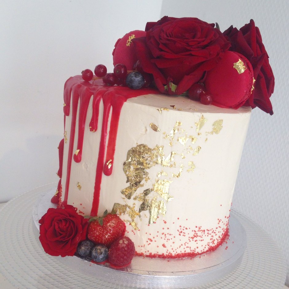 Тортик шоколадный с розами