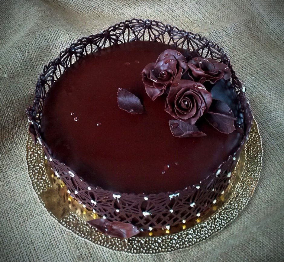 Шоколадный торт с цветочками
