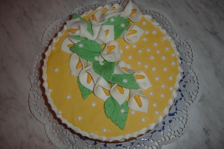 Свадебный торт украшенный каллами