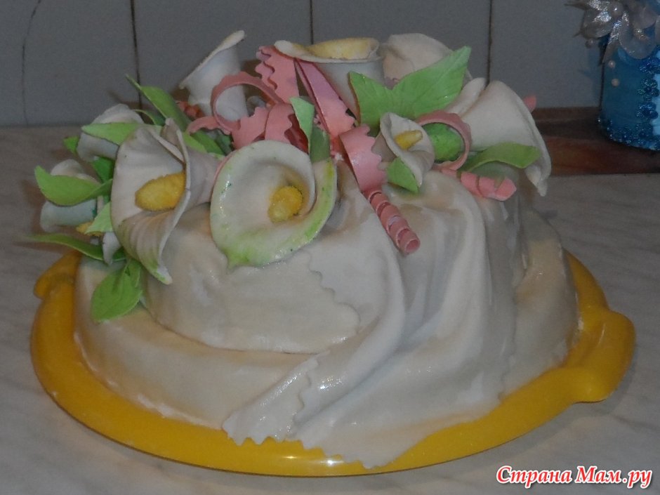 Кремовый торт с мастичными каллами