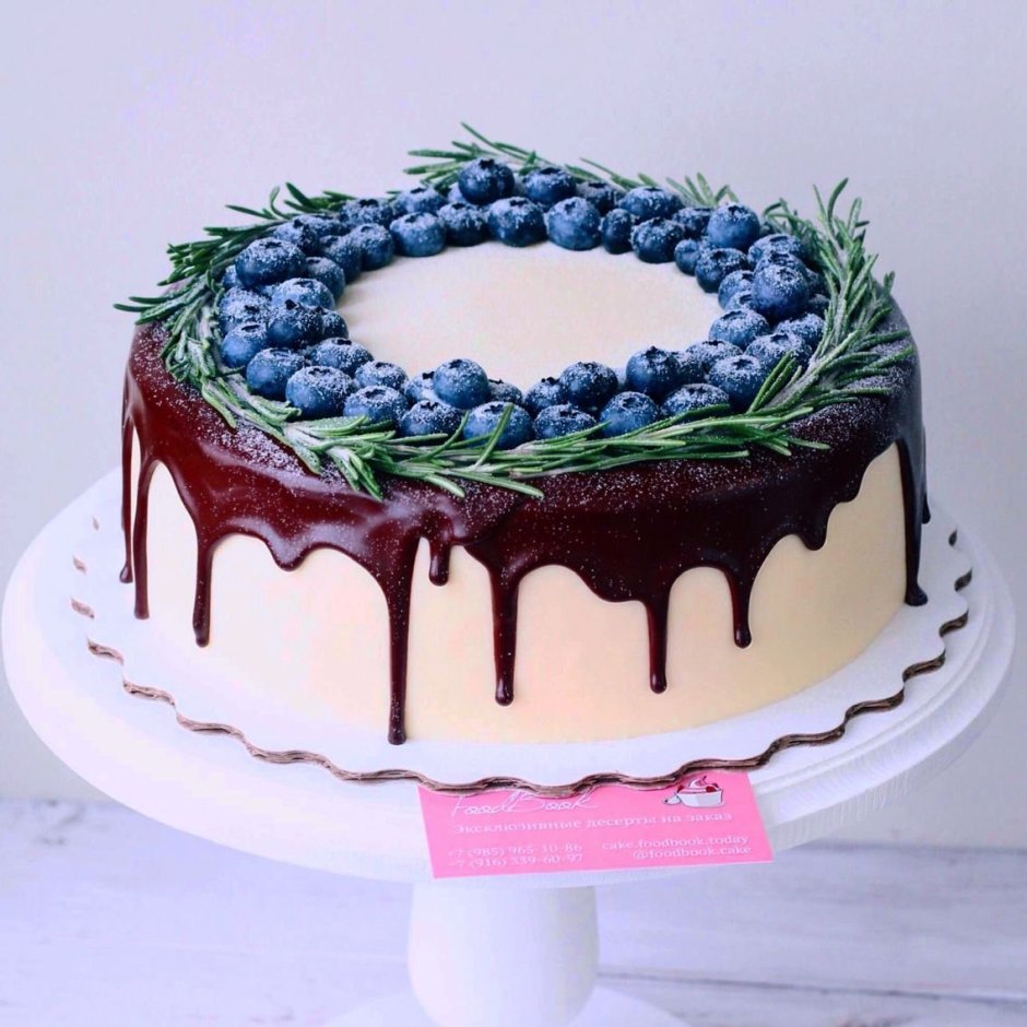 Декор торта клубникой и голубикой