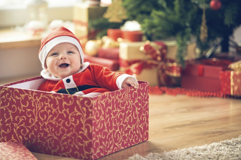 Малыш в подарочной коробке