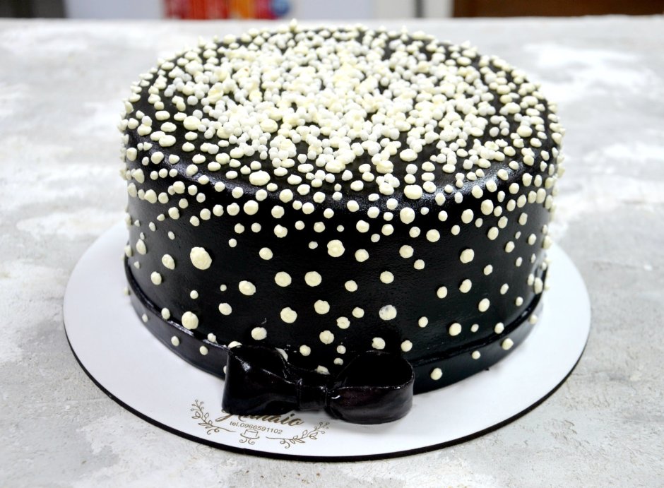 Белый торт на день рождения