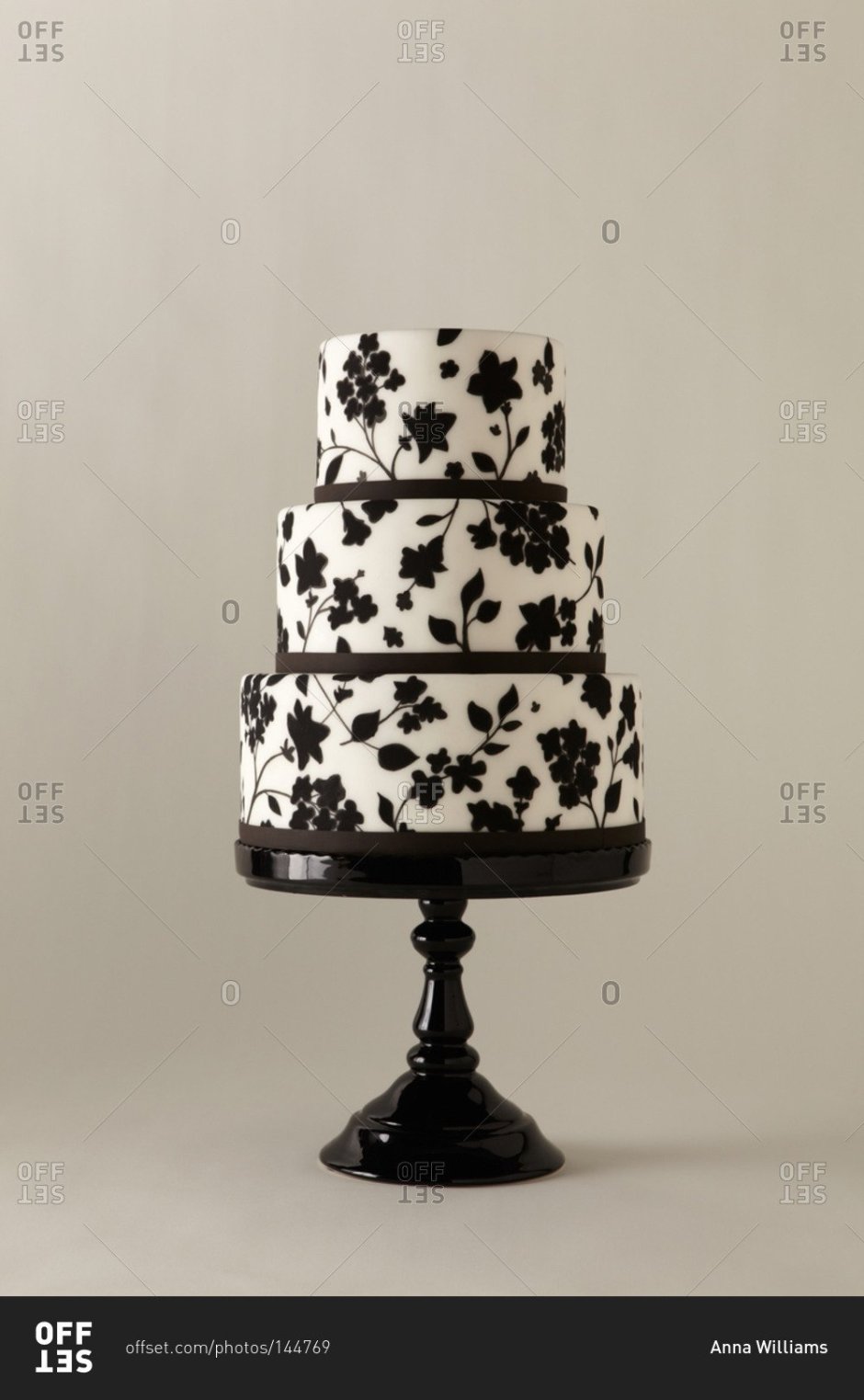 Торт черного цвета