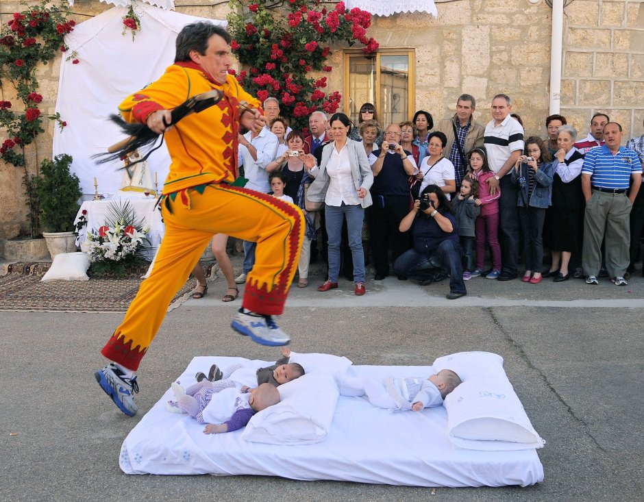 Фестиваль Эль Колачо — прыжки через младенцев