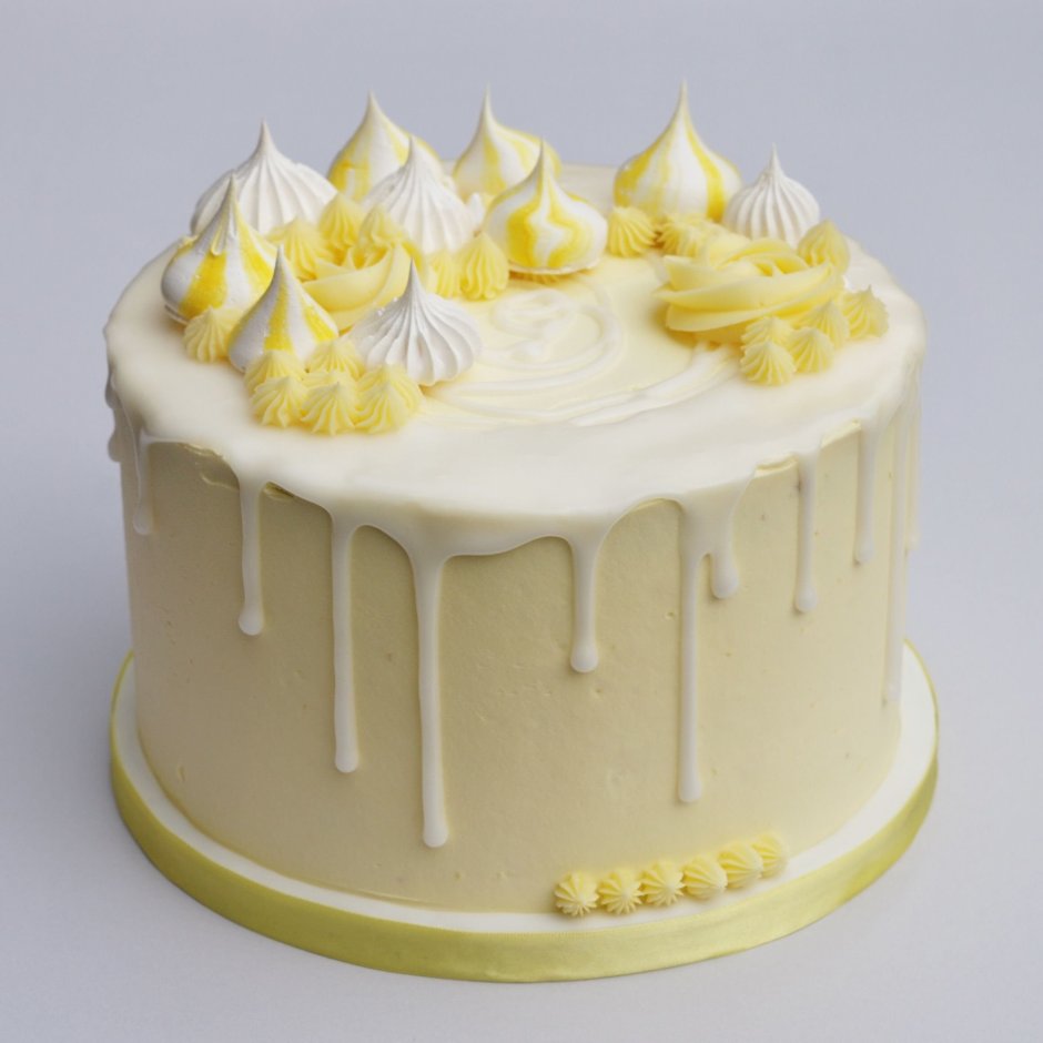 Белый торт с желтыми подтеками