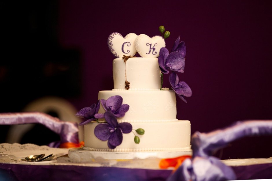 Свадебный торт с лавандовыми бусинами