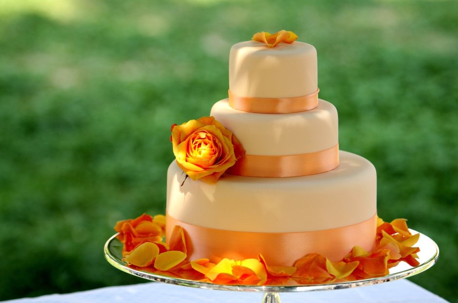 Торт свадебный трехъярусный изумрудный