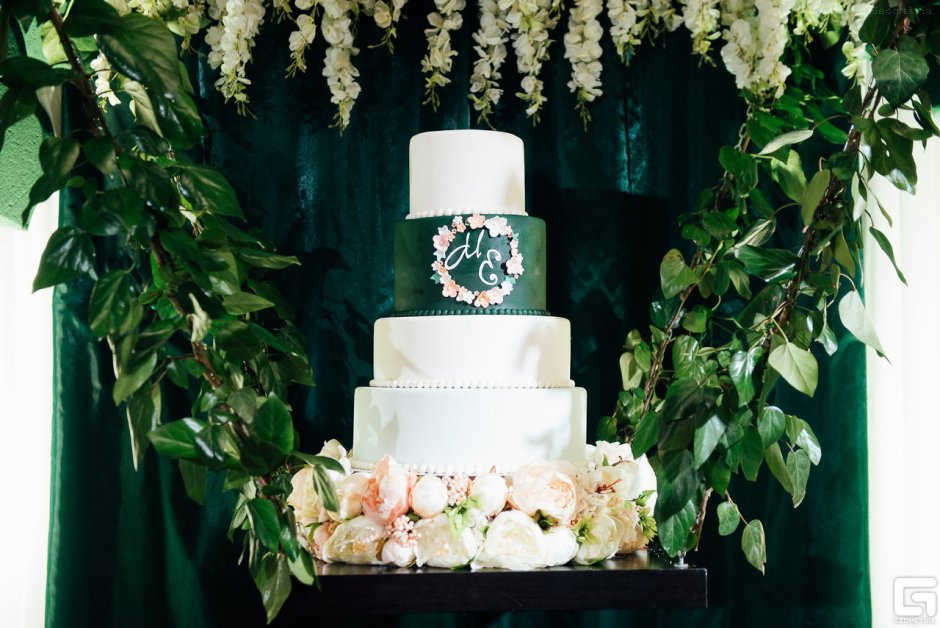 Свадебный торт с зеленым декором