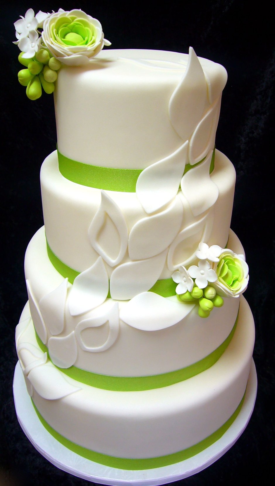 Торт свадебный двухъярусный зеленые оттенки