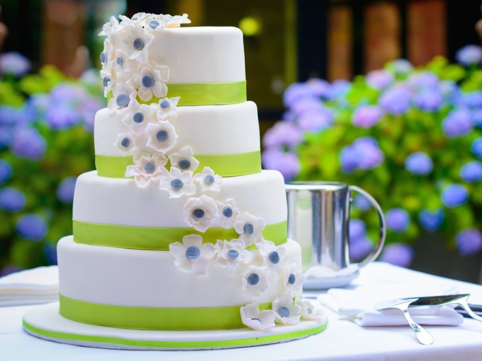 Свадебный торт с зеленым декором