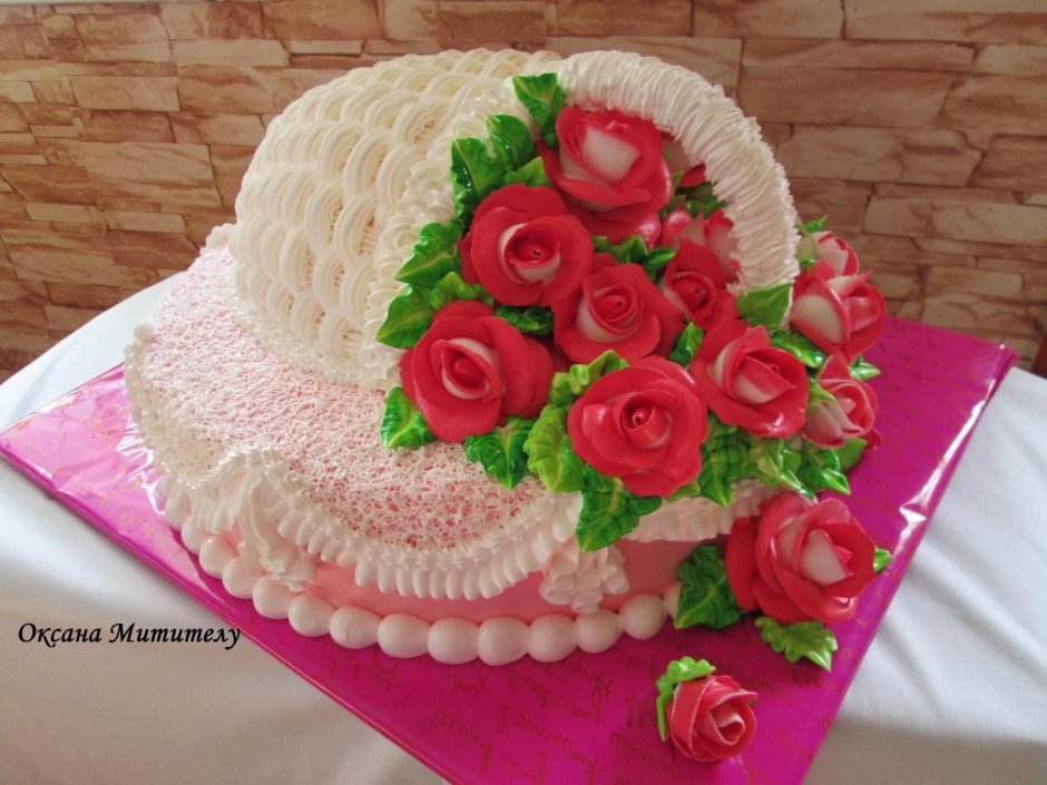 Торт корзина с цветами кремовый
