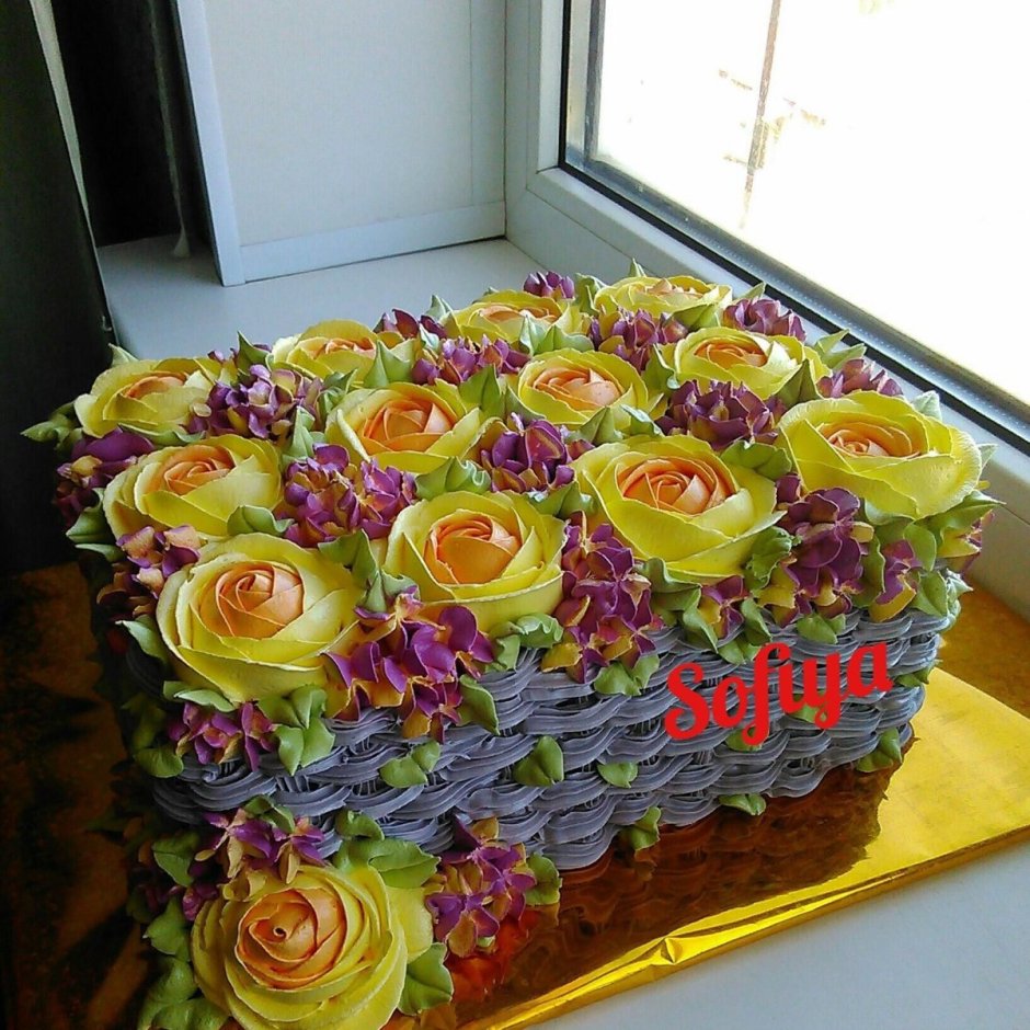 Торт корзина с фруктами и цветами