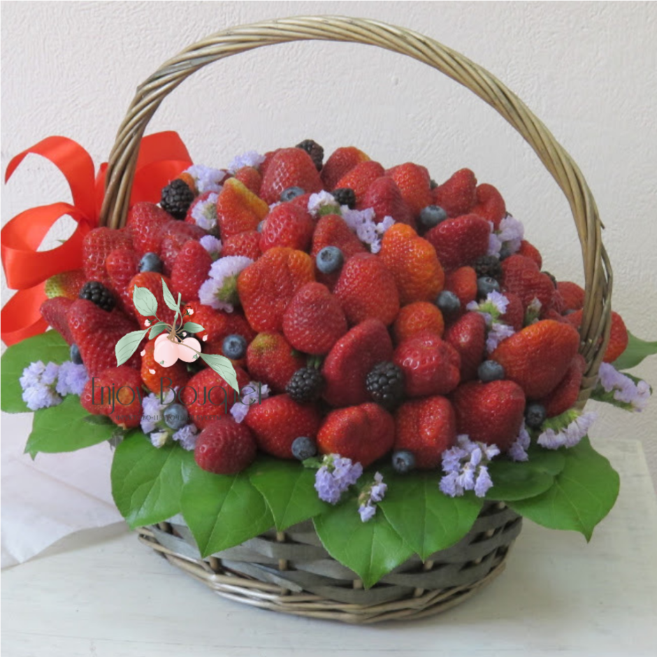 Торт для мамы с цветами и фруктами