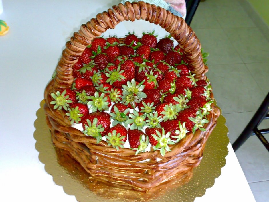 Торт с фруктами сверху
