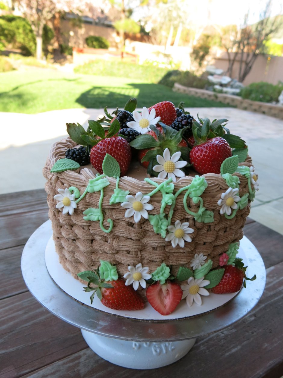 Торт в виде корзины с ягодами