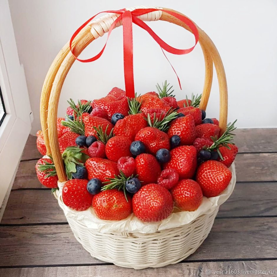 Корзинка с ягодами и фруктами