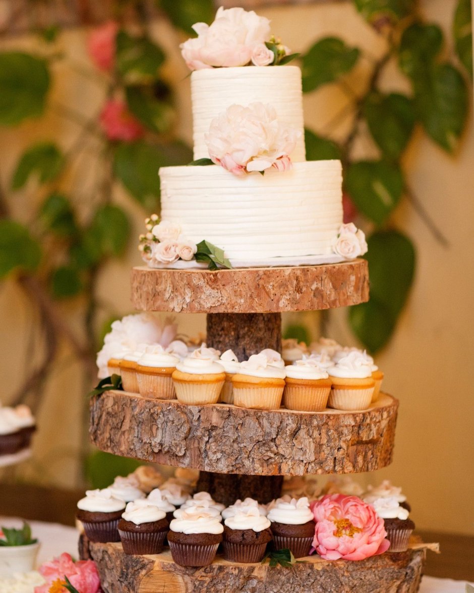 Торт и капкейки на свадьбу в стиле рустик